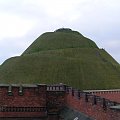 Kopiec Kościuszki i fragment murów okalających Fort 2 Kościuszko