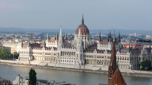 Budapeszt - piękne połączenie miast Buda i Peszt - w tle parlament węgierski widziany z góry zamkowej