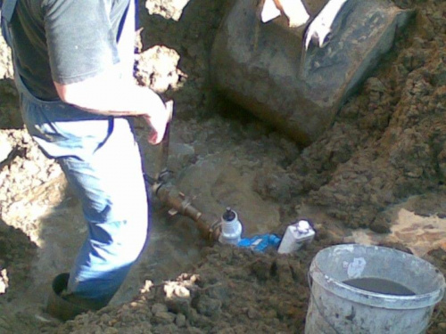 Kwiecień 2009 - wodociag odszukany - zakładanie nawiertki #Kornelia #budowa