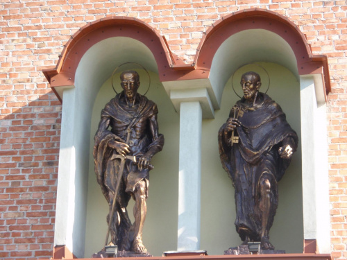 Rzeźby Piotra i Pawła.
