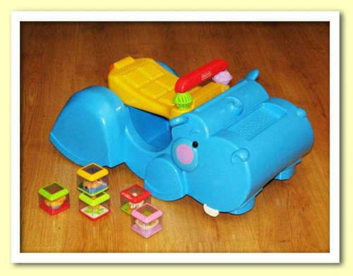Sympatyczny Hipcio to zabawka dwufunkcyjna: chodzik i jeździk, połyka klocki, nad którymi przejeżdża dziecko a także porusza głową w trakcie jazdy. W zestawie pięć sztuk klocków peek a block. Zabawka przeznaczona dla dzieci powyżej 6 miesiąca.stan bard...