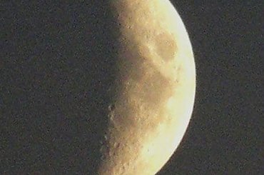 jeszcze słoabo świecił bo dopiero co wstał :) #księżyc #kratery #noc #satelita