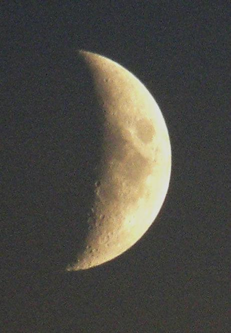 jeszcze słoabo świecił bo dopiero co wstał :) #księżyc #kratery #noc #satelita
