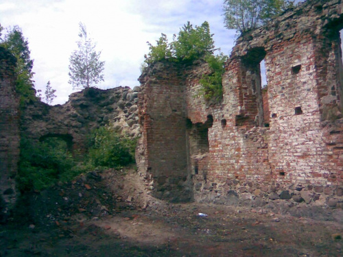 Ławki - ruiny kościoła