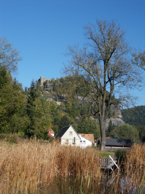 Widok na zamek znad stawu #Topfer #WzgórzaZittaugebirge #Zittau