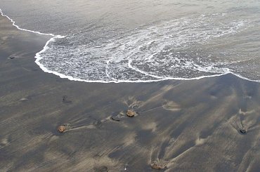 Czarny, wulkaniczny piasek na Teneryfie:) #fale #Ocean #piasek #plaża #Teneryfa #woda