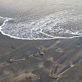 Czarny, wulkaniczny piasek na Teneryfie:) #fale #Ocean #piasek #plaża #Teneryfa #woda
