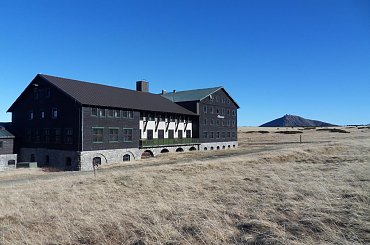 Dwie potęgi Karkonoszy - schronisko czeskie Lucna Bouda i oczywiście Śnieżka :) #góry #jesień #karkonosze #śnieżka