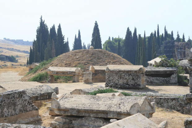 Hierapolis, Nekropola północna - chorzy tak licznie przybywający do leczniczych źródeł Pamukkale nie zawsze wracali do domów po odbytej kuracji... Jeden z największych cmentarzy Anatolii