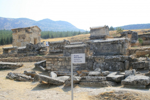 Hierapolis, Nekropola północna - chorzy tak licznie przybywający do leczniczych źródeł Pamukkale nie zawsze wracali do domów po odbytej kuracji... Jeden z największych cmentarzy Anatolii