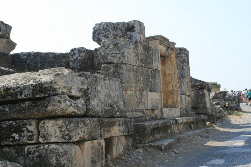 Hierapolis, Nekropola północna - chorzy tak licznie przybywający do leczniczych źródeł Pamukkale nie zawsze wracali do domów po odbytej kuracji... Jeden z największych cmentarzy Anatolii