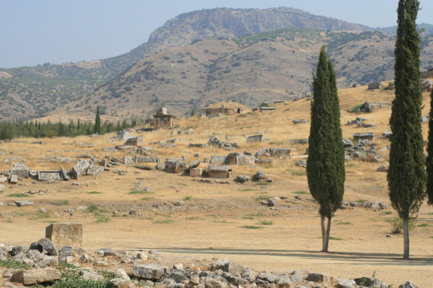 Hierapolis, Nekropola północna - chorzy tak licznie przybywający do leczniczych źródeł Pamukkale nie zawsze wracali do domów po odbytej kuracji... Jeden z największych cmentarzy Anatolii