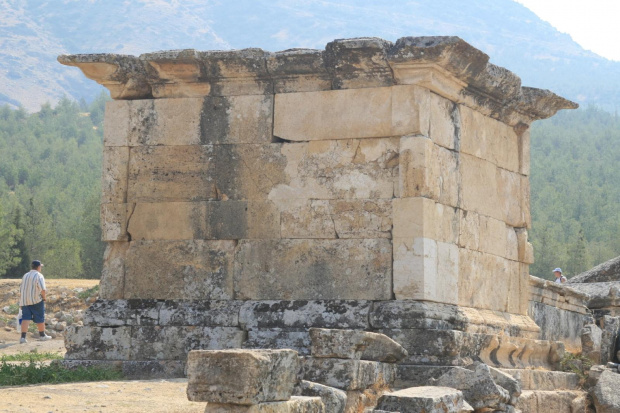 Hierapolis, Nekropola północna - chorzy tak licznie przybywający do leczniczych źródeł Pamukkale nie zawsze wracali do domów po odbytej kuracji... Jeden z największych cmentarzy Anatolii