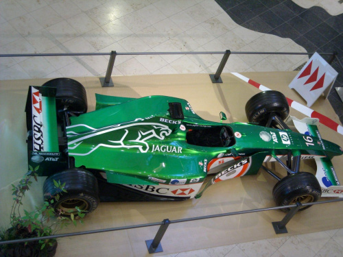 Wystawa bolidów F1 Galeria Bałtycka_ Jaguar R3_Eddie Irving_2002