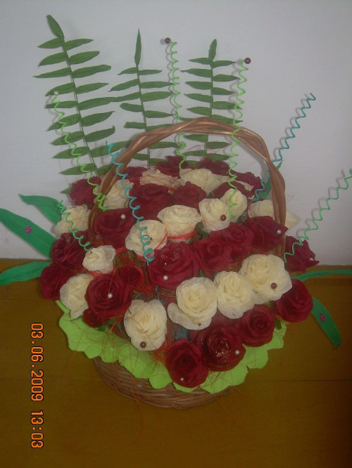 kosz 41 róż wykonanych z bibuły #KwiatyZBibuły #bibuła #krepina #dekoracje #hobby #KompozycjeKwiatowe #MojePrace #pomysły #Agnieszka #pasja #RobótkiRęczne #rękodzieło #moje #RózeZBibuły #Paary