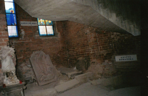 Wnętrze odbudowywanej katedry w Głogowie.Krypta romańska z nagrobkami