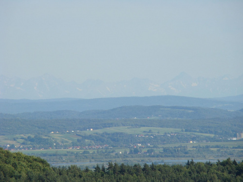 Widok z Chrzanowa a dokładnie z Pogorzyc z części góry Żelatowa.Tatry tutaj widać tylko kilka razy w roku a dokładnie koniec maja i czerwiec.Przesiedziałem tam 3 godziny,totalnego relaksu.
