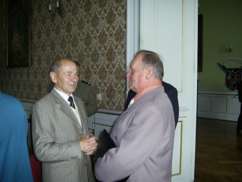 W kuluarach od lewej ; Zbysław Szymczak i gen . Adam Rębacz . #Militaria #Konferencja #Osoby