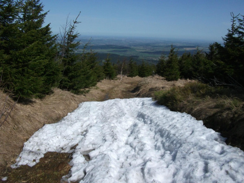 W Górach Izerskich resztki śniegu zalegają jeszcze na szlaku :)) #GóryIzerskie #Czechy #NoveMestoPodSmrkem