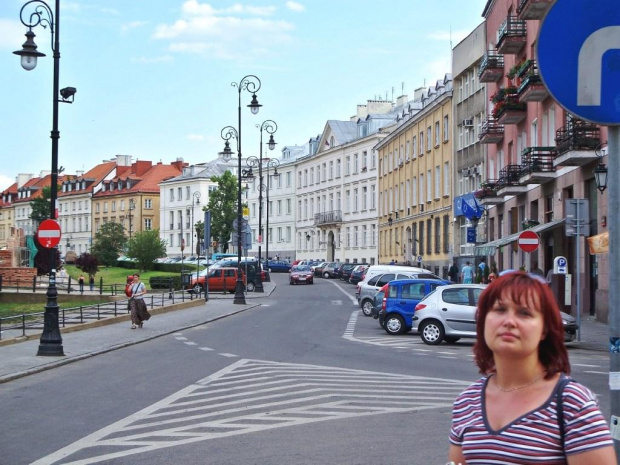 Agata na ulicy Podwale na Starym Mieście, widoczny drugi biały budynek to Pałac Chodkiewiczów, a pierwszy nie wiem. Ktoś ze znawców mi pomoże? #wakacje #urlop #podróże #zwiedzanie #Polska #Warszawa