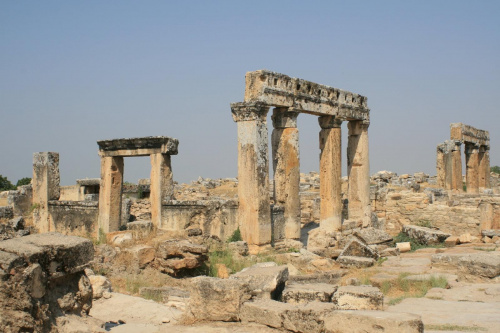 Widok z Bramy Północnej na Hierapolis of Phrygia, ul. Frontinusa