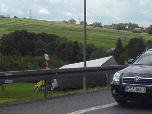 ciężarówka w rowie koło Bochni #ciężarówki #kolizje #samochody #wypadki #ZDrogi