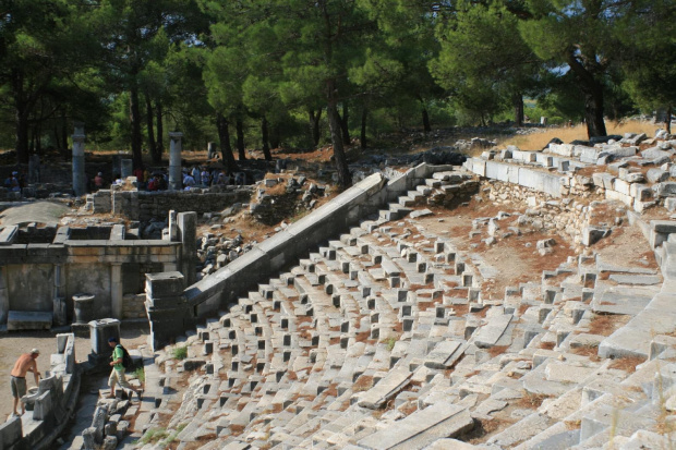 Amfiteatr w Priene - w tle fundamenty bizantyjskiego kościoła