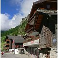 Charakterystyczne domy w Zermatt. Szwajcaria