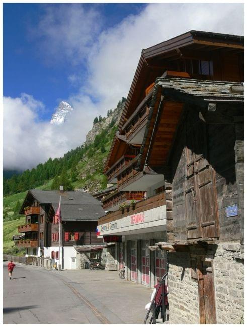 Charakterystyczne domy w Zermatt. Szwajcaria