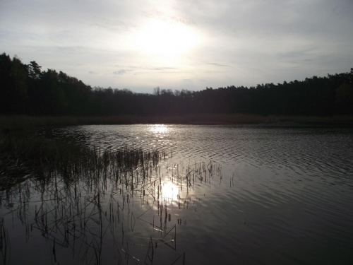 i jezioro z tonącym słońcem