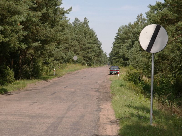 Piękna polska droga powiatowa nr 648 - dziur szczęśliwie mało, ale skraj jezdni woła o pomstę do nieba