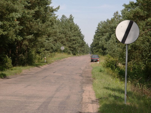 Piękna polska droga powiatowa nr 648 - dziur szczęśliwie mało, ale skraj jezdni woła o pomstę do nieba
