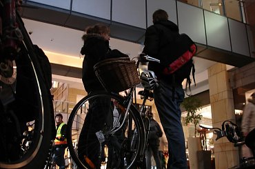 . #ZłoteTarasy #EuropejskiDzieńBezSamochodu #MasaKrytyczna #akcja #InvisiblePedal #Warszawa