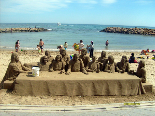 Hiszpania.Budowle na plaży z piasku