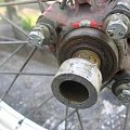 Beta Zero 125-Tuleja aluminiowa pod wargę simmeringu przedniej piasty. W oryginale brak yu jakiegokolwiek uszczelniacza. Damy węższe łożysko i zmieścimy uszczelniacz.