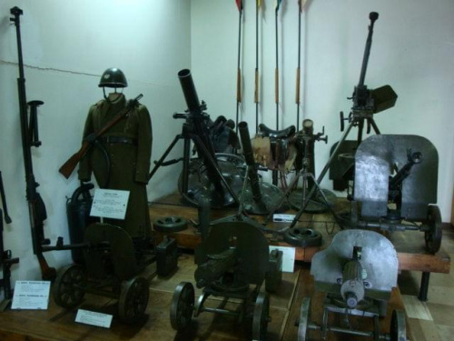 Od lewej : Radziecki półautomatyczny karabin przeciwpancerny PTRD kalibru 14,5 mm , Maxim 1910 kalibru 7,62 x 32 zasilany z taśmy parcianej , SG-43 kalibru 7,62x54 zasilany taśmą matalową na 50 naboi lub parcianą na 250 sztuk amunicji.