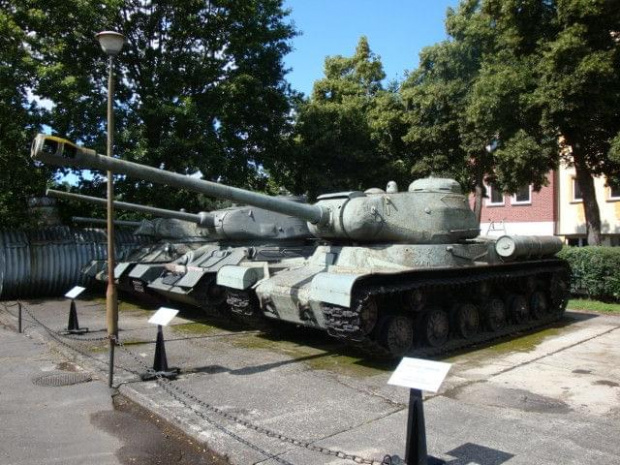 Na pierwszym planie Sowiecki czołg ciężki IS-2 uzbrojony w działo D-25T kalibru 122 mm. Następnie czołgi średnie T-34/85 ( 85= kaliber działa czołgowego) oraz T-34/76 (76= kaliber działa)