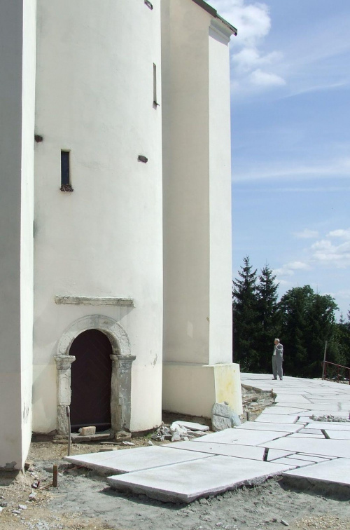 Wnętrze odnowionego kościoła Św. Bartłomieja. Duma mieszkańców Staszowa - jeszcze w trakcie remontu otoczenia kościoła. #ZabytkiSakralne #kościoły