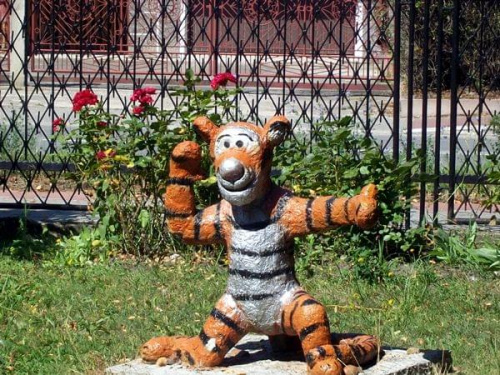 No i następna figurka stojąca przed szkołą ;);D;p #tygrysek #bajka #figurka