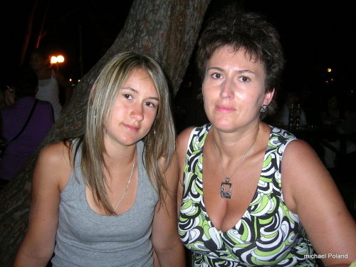 Córka z wnuczką i dziewczynka /od sąsiadki córki/. Wnuk.
Lato 2009 #wakacje #lato #córka #wnuczka #Chorwacja