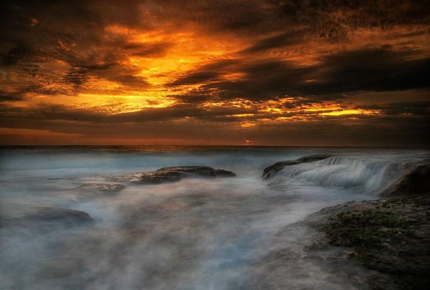 ogien i woda #chmury #ocean #poranek #przyroda #woda #WschódSłońca