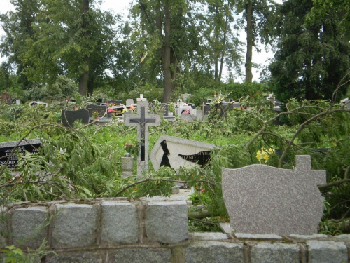 Cmentarz w Strzelcach Wielkich po nawałnicy ...