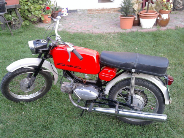 Moja Jawa 1981 rok. Tylko 3900 Km przebiegu. Oryginalny lakier, wszystkie elementy oryginalne profukcji czechosłowackiej. Zabytek jakich mało. #jawa #jawka #zabytek #czerwień #MałyPrzebieg #motocykl #motor #ideał #rarytas #oryginał