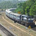 Indie, pociąg z Mangalore wjeżdża na stacje Udupi