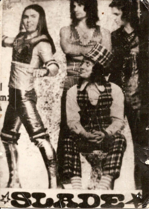 SLADE - angielski zespół rockowy, który zyskał sławę podczas ery glam rock, a we wczesnych latach 70. Uznany przez British Hit Singles & Albums za najlepszy brytyjski zespół lat 70. na podstawie sprzedanych singli.