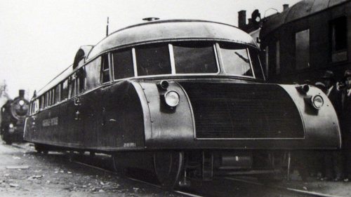 W lipcu 1933 roku do Krakowa przyjechał wagon motorowy wyprodukowany w austriackiej fabryce "Austro-Daimler-Puch". Jego opływowe kształty wzbudzały wówczas sensację.
[Fot. ze zbiorów Bogdana Pokropińskiego]
