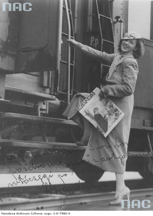 Helena Grosówna przed pociągiem trzyma w ręku tygodnik " Światowid ". Kraków_1934 r.