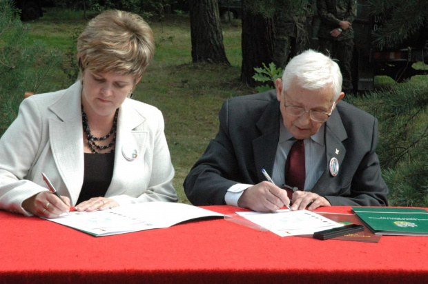 Podpisanie protokołu zapewniającego opiekę nad Obeliskiem przez Panią dyr. szkoły .Nazwiska zostaną uzupełnione. #Pomnik