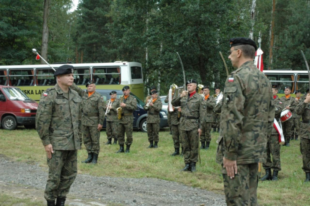 Dowódca 11LDKPanc przyjmuje meldunek od D-cy 5 kresowego Batalionu Saperów. #Pomnik