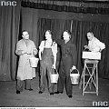 Wojskowa czołówka teatralna " Lwowska Fala " - program pt. " Trzymaj fason ". Z lewej: Henryk Vogelfanger. Edynburg_02.10.1945 r.